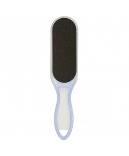 Inter Vion Tarki atlieka pedikiūrą.